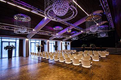 de duinpan de zilk grote zaal met podium